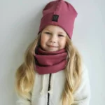 Mergaitė su rib kepure ir mova