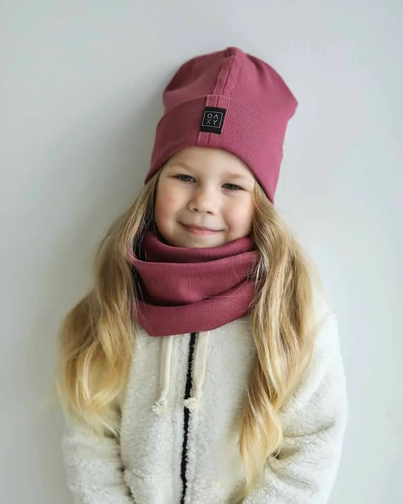 Mergaitė su rib kepure ir mova