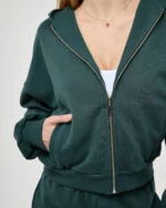 Tamsiai žalios spalvos džemperis su užtrauktuku