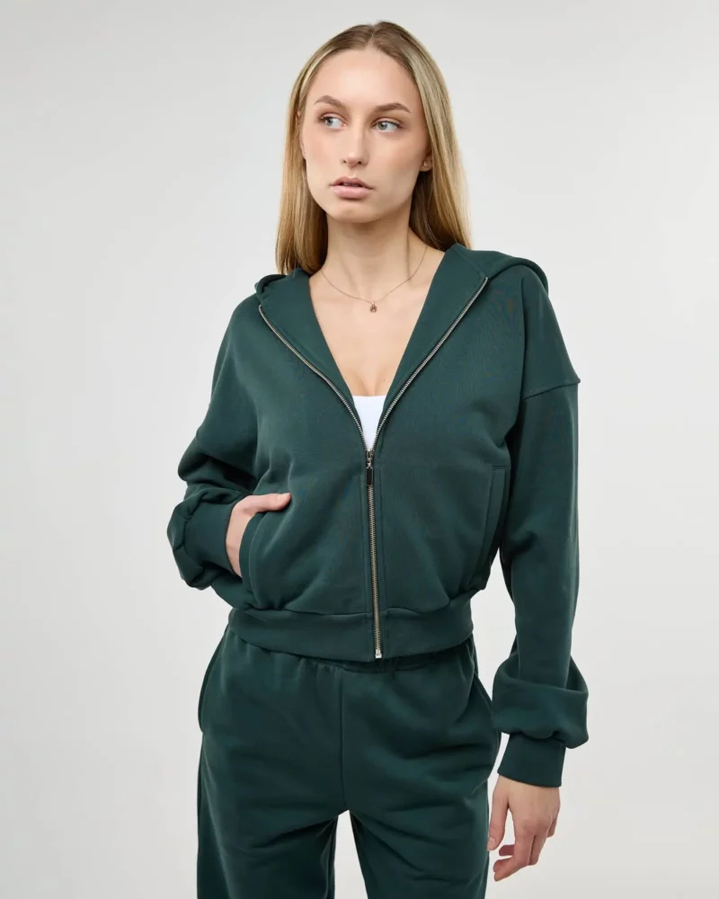 Mergina vilki tamsiai žalios spalvos džemperį su užtrauktuku ir kapišonu