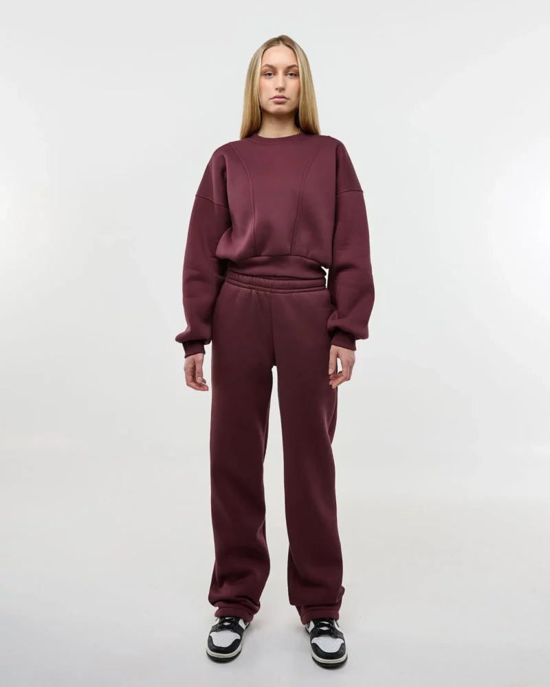 Mergina vilki burgundiškos spalvos laisvalaikio kostiumą