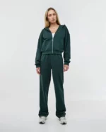 Mergina vilki tamsiai žalios spalvos dlaisvalaikio kostiumėlį su užtrauktuku ir kapišonu