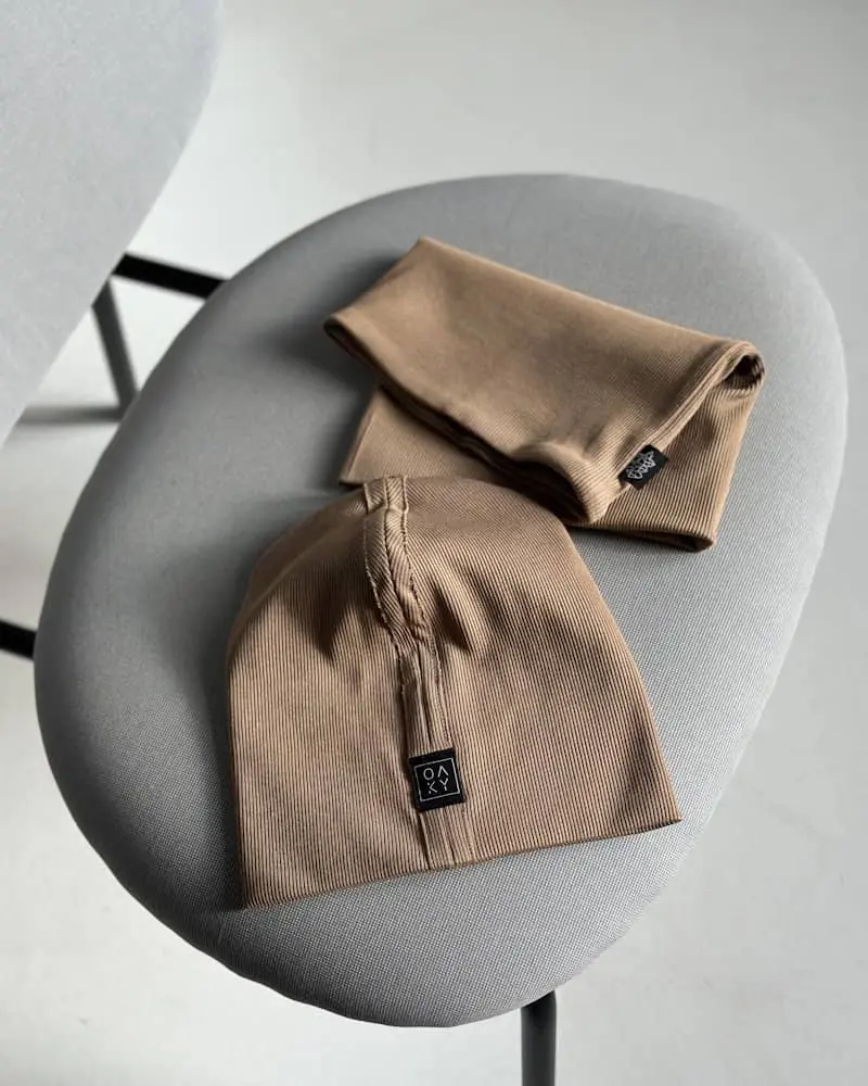 Vaikiška kepurė su mova smėlinės spalvos