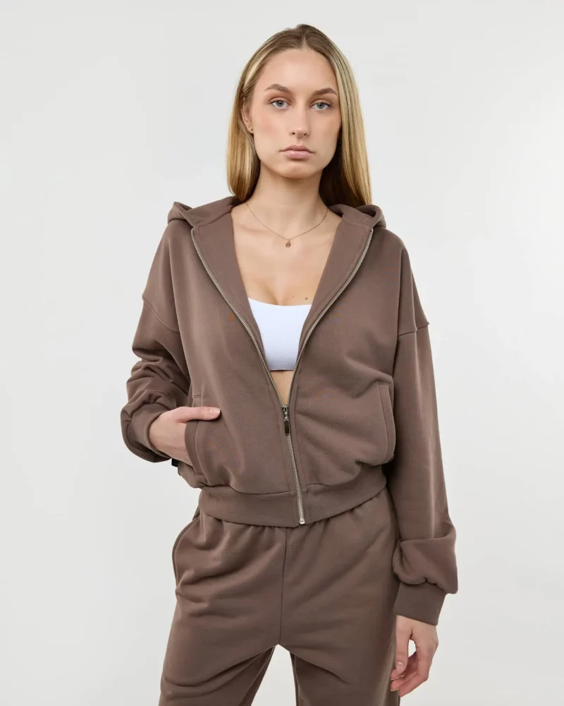 Mergina vilki rudos spalvos džemperį su kapišonu ir užtrauktuku