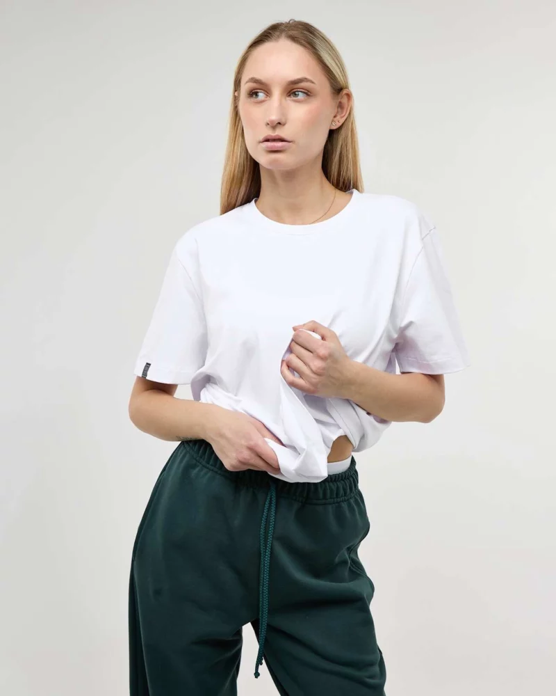 Mergina dėvi baltus unisex marškinėlius