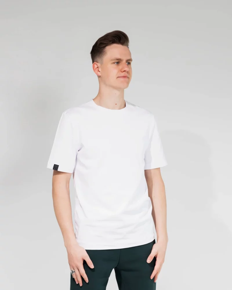 Vyras dėvi baltus marškinėlius