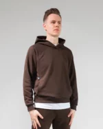 Vyras vilki tamsiai rudą dark brown džemperį su kapišonu