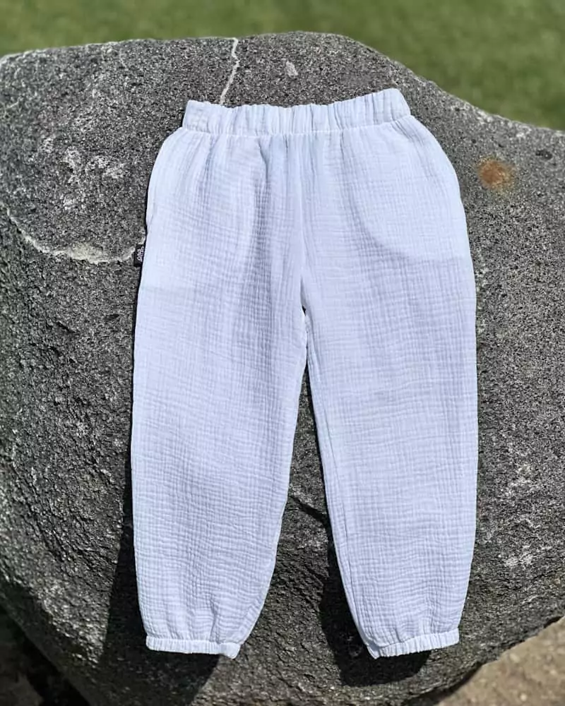 baltos muslino kelnes