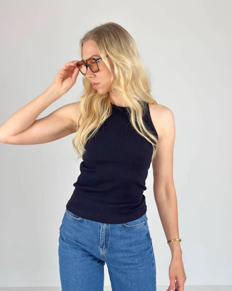 moteriška palaidinė be rankovių juoda