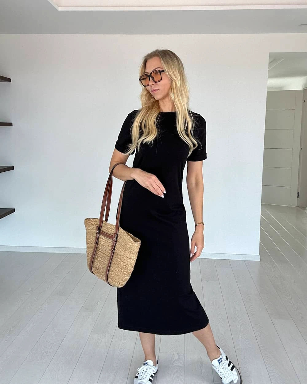 suknelė Mergina vilki ilgą vasarinę juodą suknelę