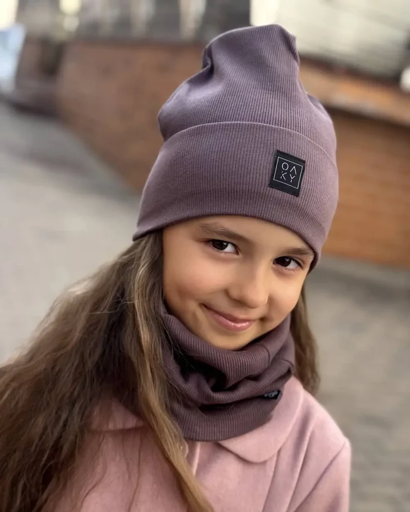 Dark plum rib kepurė su mova vaikiška