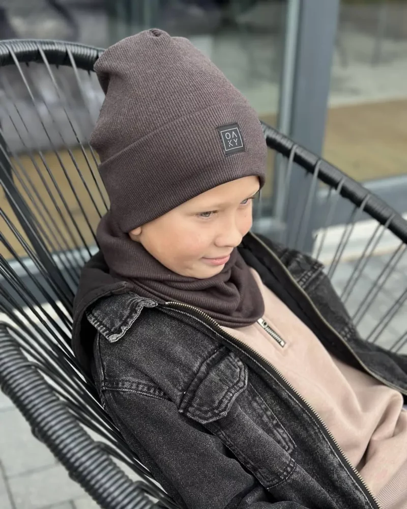 Ruda kepurė su mova