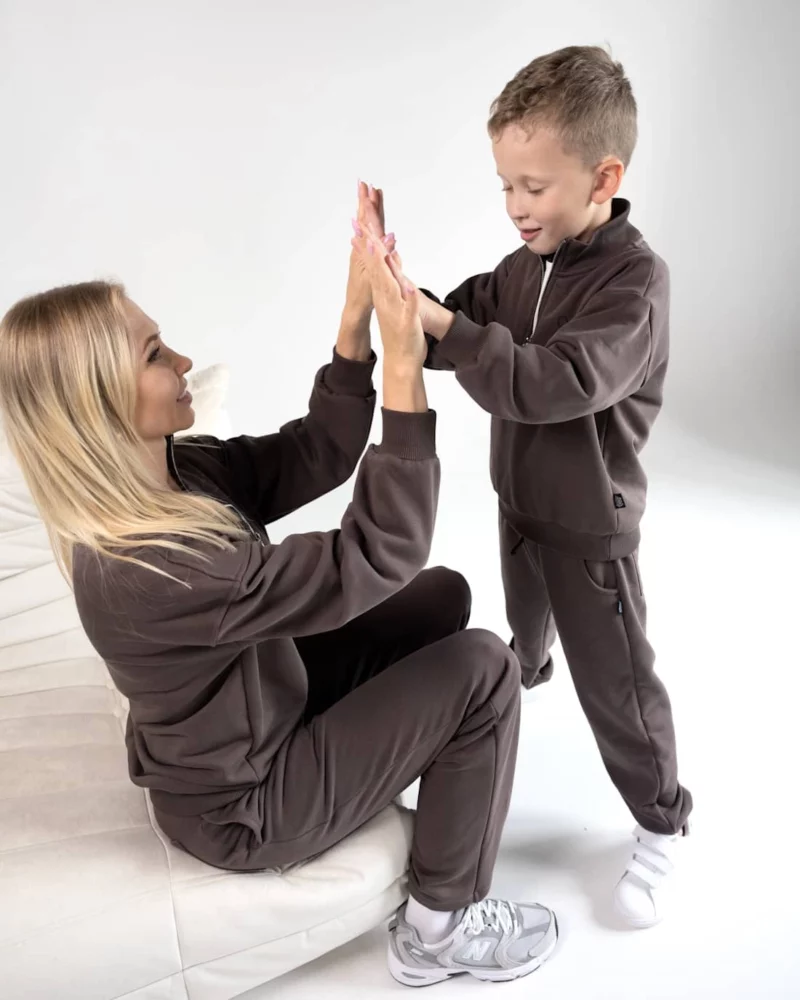 laisvalaikio kostiumėliai mamai ir vaikui rudi