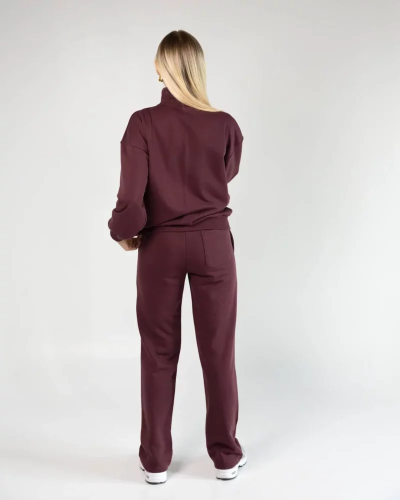 moteriškas laisvalaikio kostiumas bordo nugara