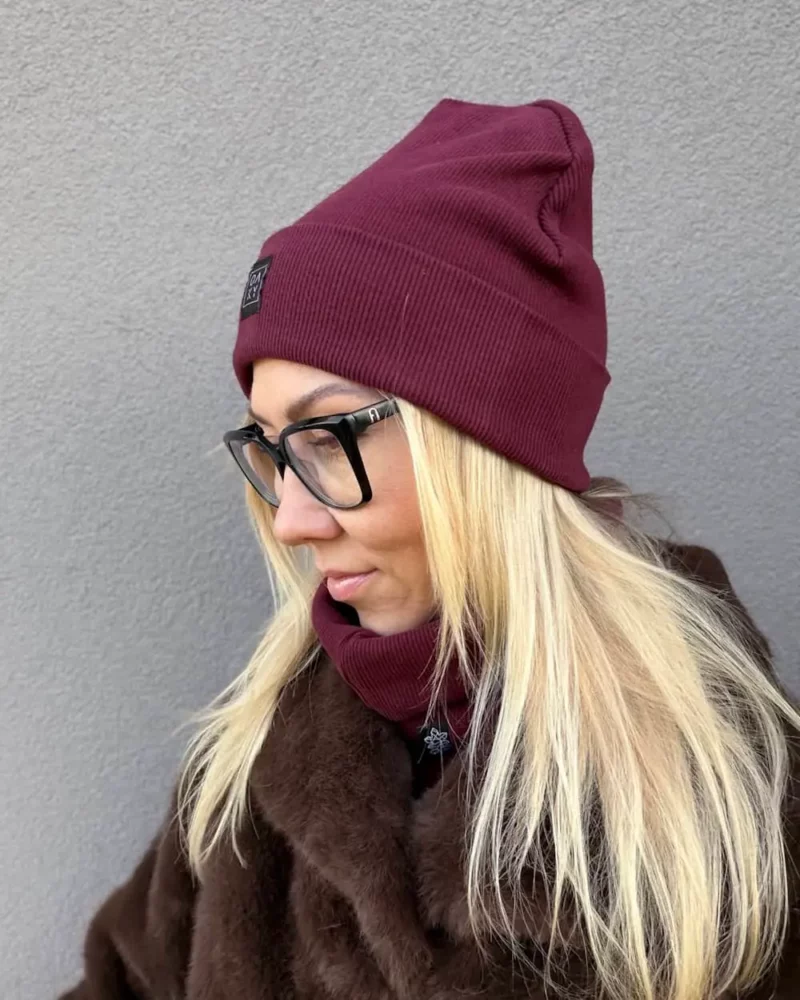 burgundy moteriška kepurė su mova