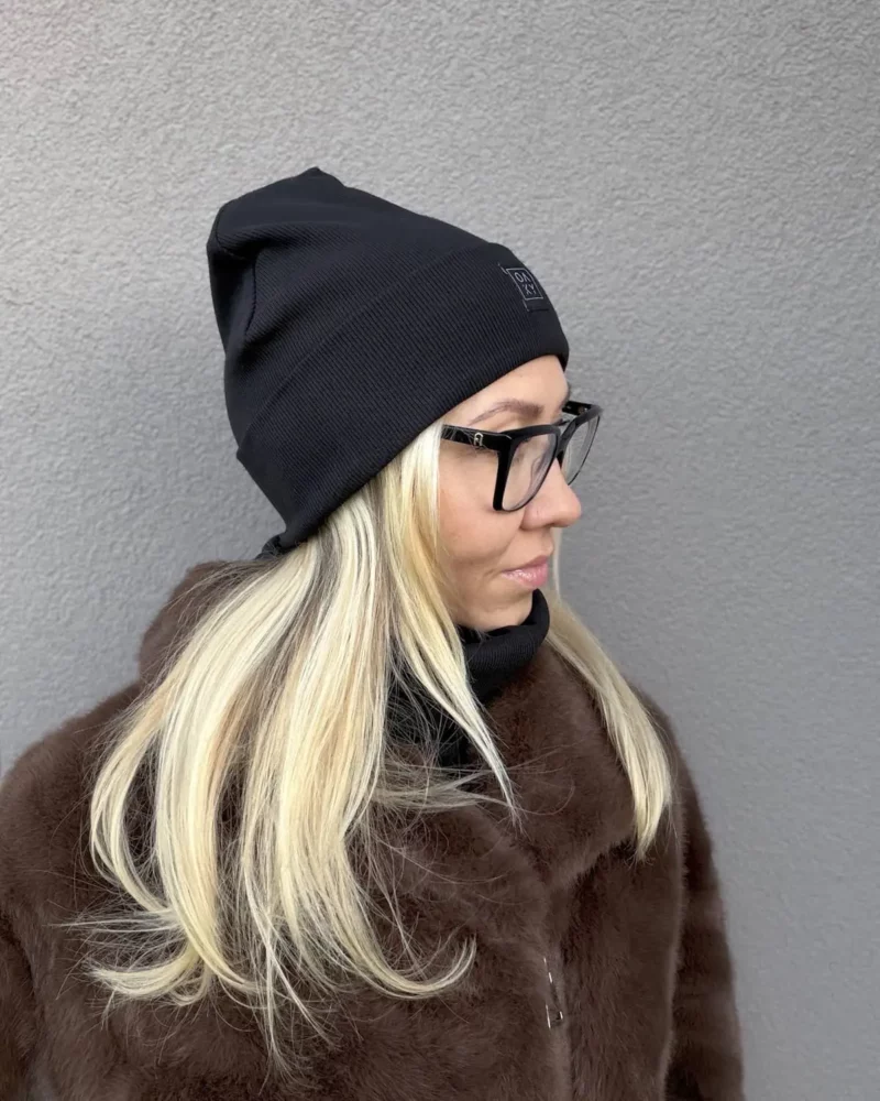 juoda moteriška kepurė su mova