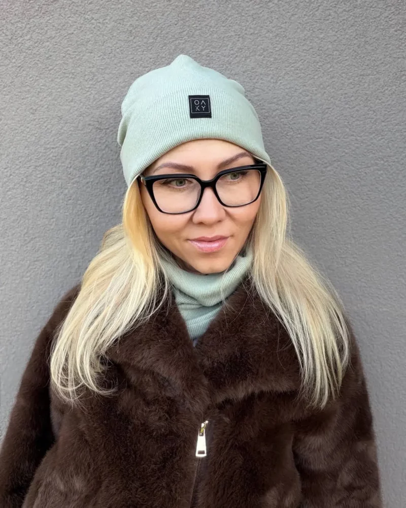 moteriška kepurė su mova