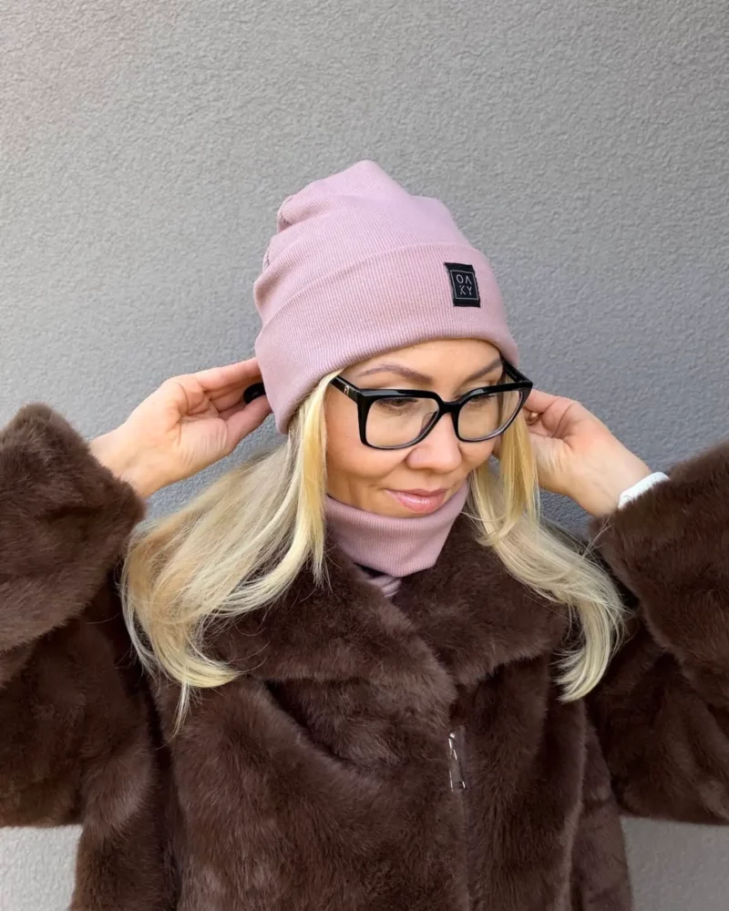 rožinė moteriška kepurė su mova