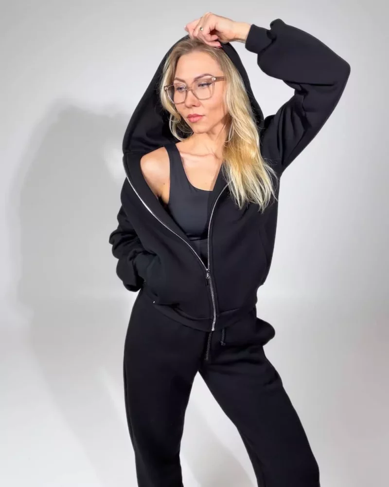 juodas moteriskas dzemperis su kapisonu