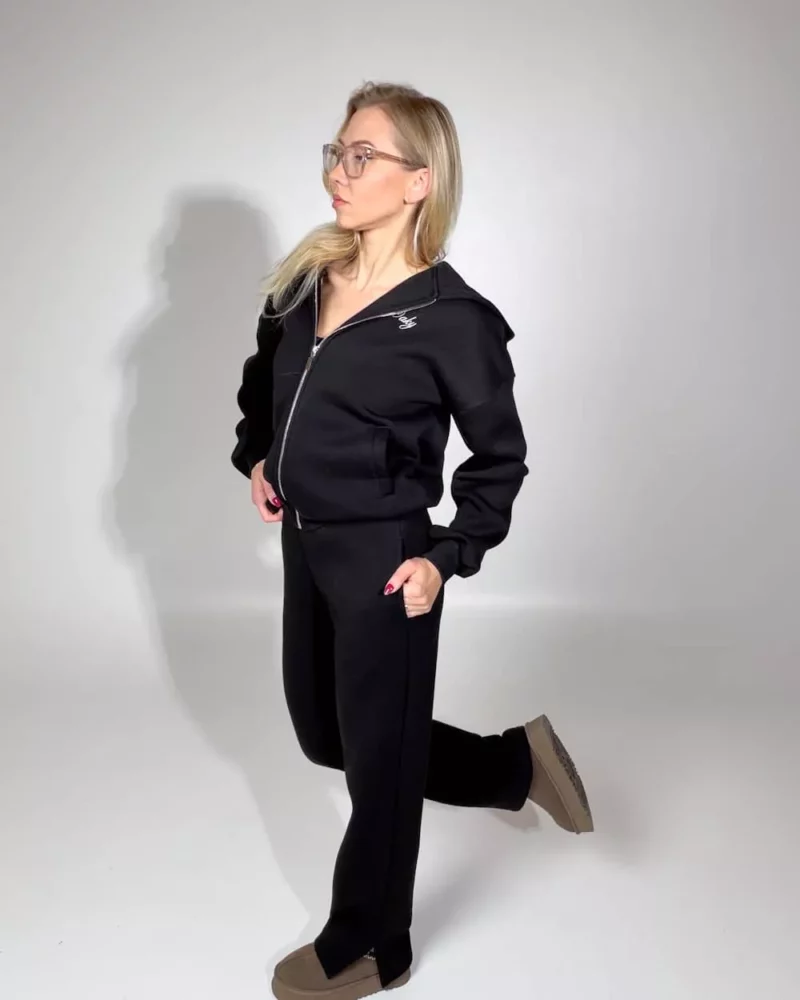 moteriskas juodas laisvalaikio kostiumas