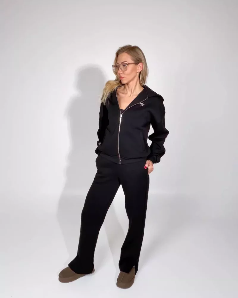 moteriskas juodas laisvalaikio kostiumas su kapisonu