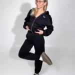 moteriskas juodas laisvalaikio kostiumelis su kapisonu