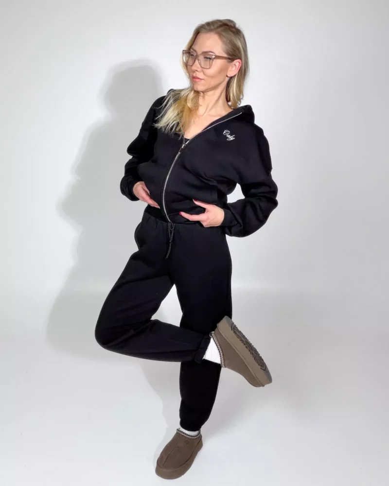 moteriskas juodas laisvalaikio kostiumelis su kapisonu