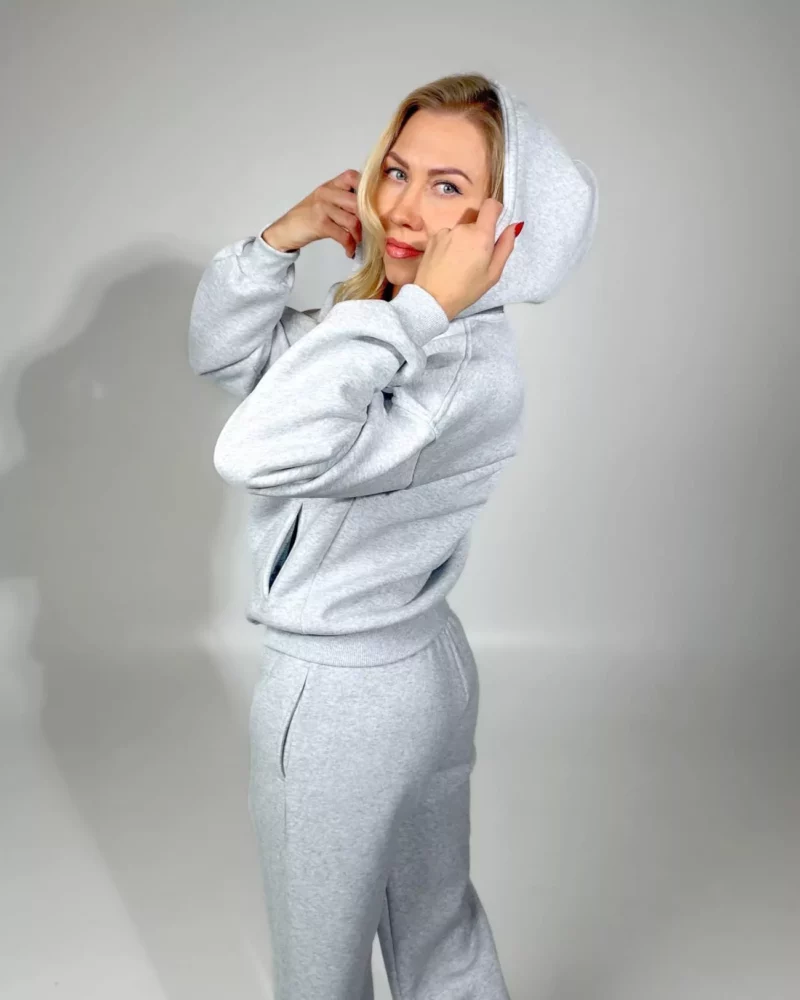 moteriskas pilkas dzemperis su kapisonu ir uztrauktuku melange