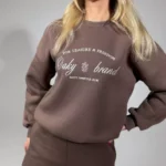 moteriskas rudas dzemperis be kapisono