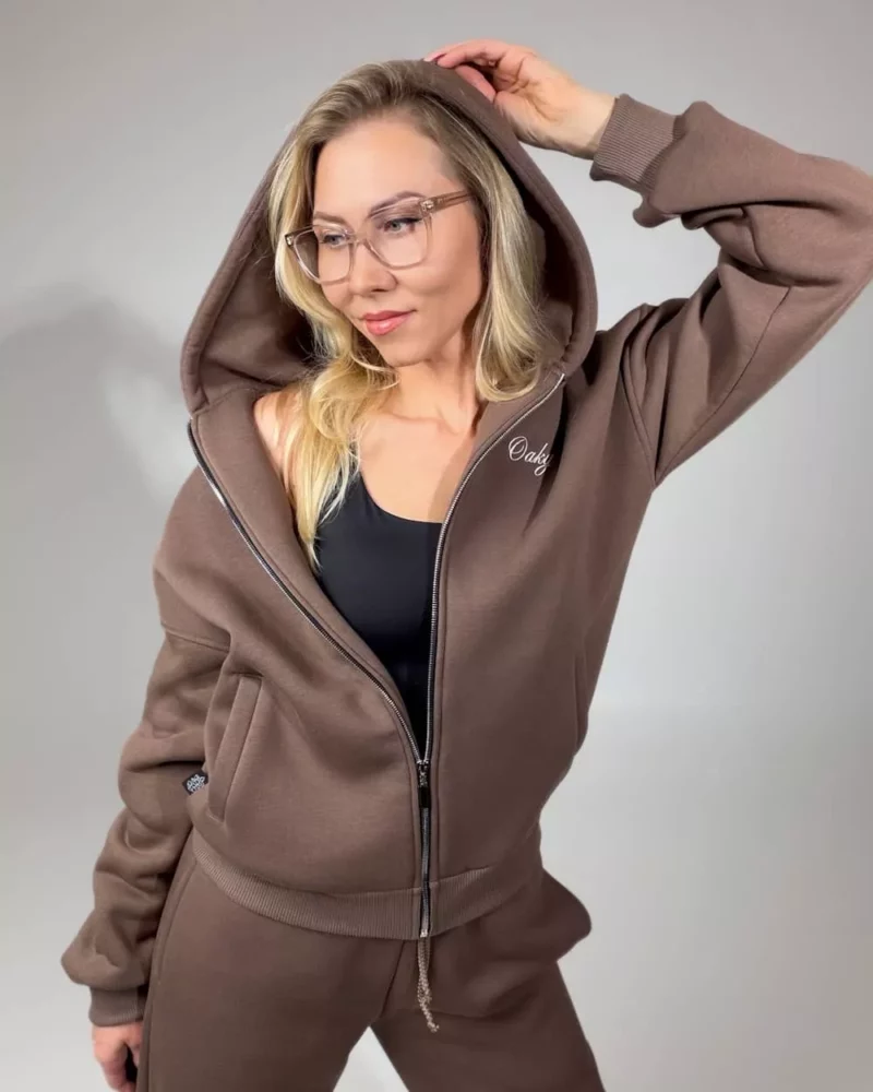 moteriskas rudas dzemperis su kapisonu