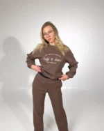 rudas moteriskas dzemperis be kapisono