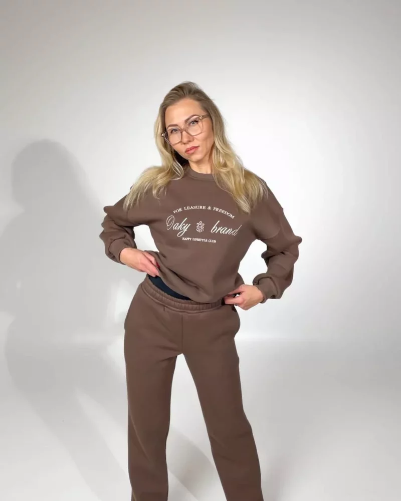 rudas moteriskas dzemperis be kapisono